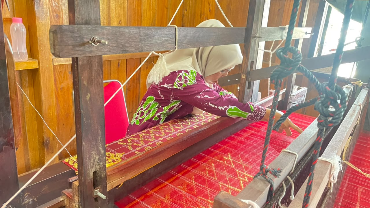 Rumah Tenun dan Berburu oleh-oleh berkualitas hasil tenun.