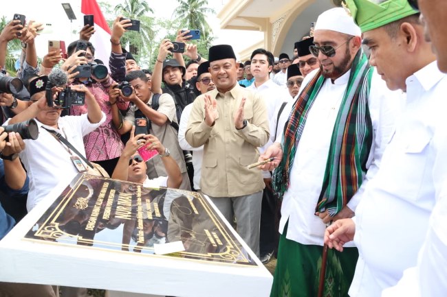 Ketua MPR RI Ahmad Muzani bersama Habib Syech bin Abdul Qodir Assegaf meresmikan Pondok Pesantren Nur Iman di Pulau Kasu, Batam.