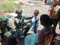 Satgas Yonif 136/TS Pererat Silaturahmi dengan Warga Kampung Wiringgame Melalui Komsos dan Pembagian Baju