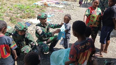 Satgas Yonif 136/TS Pererat Silaturahmi dengan Warga Kampung Wiringgame Melalui Komsos dan Pembagian Baju