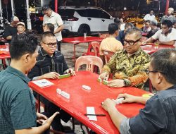 Arungi Laut Malam Demi Sahabat Pers, Duet Wagub Kepri dan Kadis PUPP Hebohkan Meja Domino