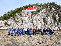 Lanud RSA Natuna promosikan wisata Pulau Sahi lewat pengibaran bendera