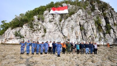 Lanud RSA Natuna promosikan wisata Pulau Sahi lewat pengibaran bendera