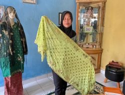 Tembus Pasar Australia dan Singapura, Perajin Tudung Manto Lingga Dapat Suntikan Mesin Jahit dari BI