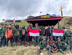 Satgas Yonif 136/TS Pos NUME Bagikan Bendera Merah Putih, Semarakkan Kemerdekaan di Wilayah Perbatasan