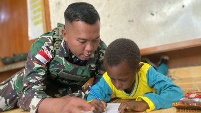 Satgas Yonif 136/Tuah Sakti Salurkan Donasi untuk  Anak-Anak paud Maranatha Di Kampung Kota mulia, Wujud Nyata Kepedulian TNI kepada Masyarakat