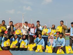 Gowes Pagi di Ranai, Raja Mustakim Ajak Belasan Petugas Kebesihan Sarapan dan Bagikan Sembako