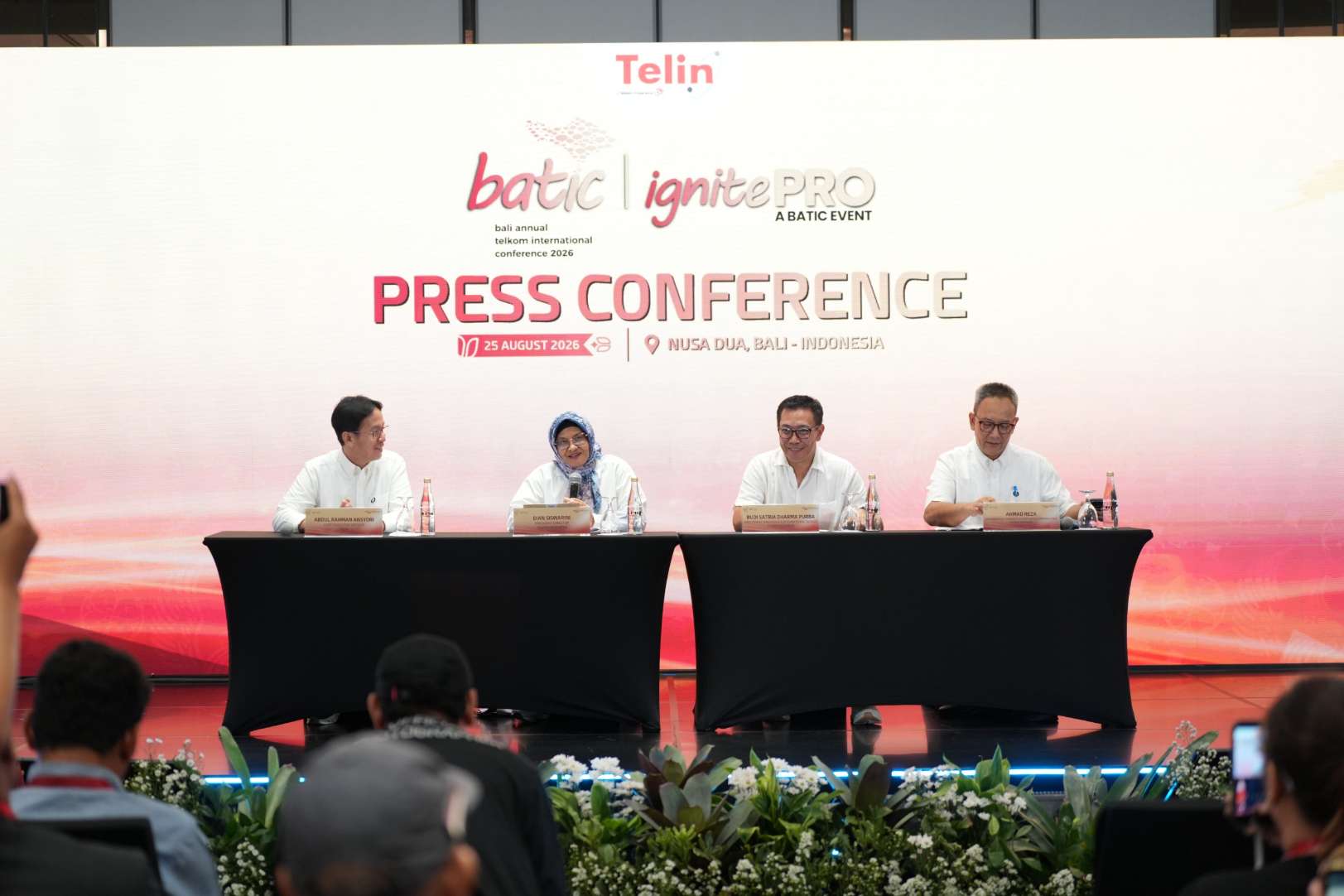 (kiri ke kanan) Chief Executive Officer Telin Abdul Rahman Ansyori, Direktur Utama Telkom Dian Siswarini, Direktur Wholesale & International Service Telkom Budi Satria Dharma Purba, serta SVP Group Sustainability and Corporate Communication Telkom Ahmad Reza, saat menghadiri konferensi pers BATIC 2026 di Nusa Dua, Bali, Selasa (25/8).