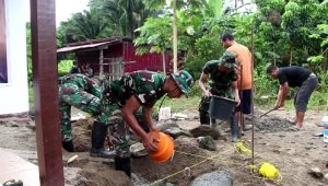 Satgas Yonif RK 136/TS Gelar Bakti Sosial dan Karya Bakti di Teluk Wondama