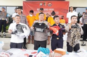 Polda Kepri Amankan 1200 Karung Barang Seken Singapura