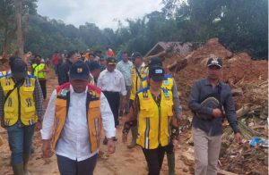 Usai Tinjau Lokasi Longsor di Sarasan, Cen Sui Lan: Pemerintah Akan Relokasi Warga dan Bangun 150 Unit Rumah