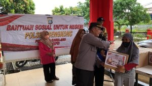 Polsek Bengkong Bagikan Paket Sembako Untuk Masyarakat Kurang Mampu