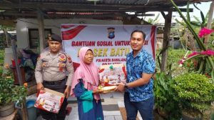 Polsek Batu Aji Berikan Bantuan untuk Masyarakat Kurang Mampu