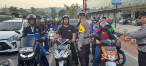 Indahnya Berbagi, Polsek Sekupang Bagikan Puluhan Takjil