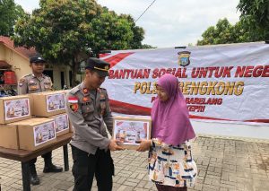  Wujud Kepedulian Kepada Masyarakat, Polsek Bengkong Berikan Puluhan Paket Sembako