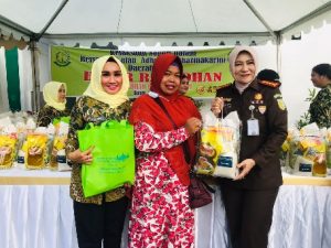 Kejaksaan Negeri Batam Gelar Bazar, Sediakan 100 Paket Sembako