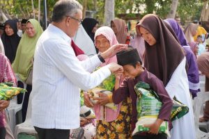  Arungi Lautan, Sambangi 4 Pulau, Jefridin Tuntas Bagikan Beras untuk Warga Galang 