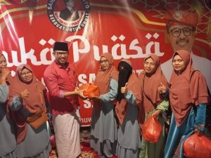 Bulan Penuh Berkah, Ketua DPRD Batam Nuryanto Bagikan Ratusan Paket Sembako untuk Warga