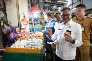 Blusukan di Pasar Tibancenter, Harga-harga Masih Normal, Jefridin Semangati Pedagang