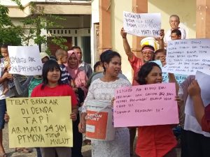 Air Moya semakin Parah! Warga Buana Vista Demo Bawa Ember
