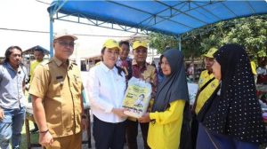 Anggota DPR RI Cen Sui Lan Tinjau Pembangunan Rumah Hasil Dana Aspirasi di Kabupaten Lingga
