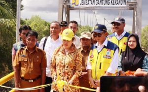 Anggota DPR RI Cen Sui Lan Resmikan Pembangunan Jembatan Gantung di Lingga