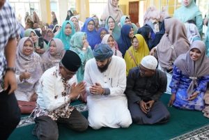 Adab Jefridin pada Ulama Syekh Anas Jaber Pukau Jemaah Halal Bihalal BKMT Sekupang 