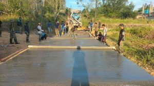 Personel dan Masyarakat Kavling Seraya Ciptakan Rasa Kebersamaan di Kegiatan TMMD ke-116 Batam