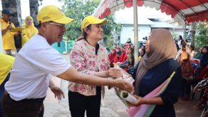 Anggota DPR RI, Cen Sui Lan Salurkan Bansos di Sambau Batam