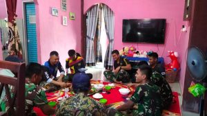 Anggota Satgas TMMD Tinggal dan Makan di Rumah Warga Untuk Membangun Kebersamaan 