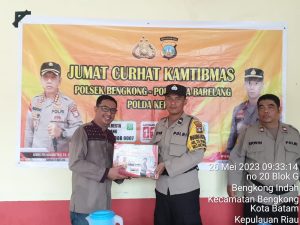 Polsek Bengkong Gelar Jumat Curhat Bersama Warga Bengkong Indah dan Bagikan Sembako