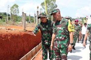 Ketua Tim Pengawas dan Evaluasi TMMD Melakukan Peninjauan Progres Pembangunan di Kavling Seraya Sambau