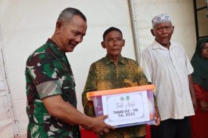  Hari Lansia Nasional, Ketua Tim Wasev TMMD ke-116 Berikan Bantuan Kepada Warga Kavling Seraya