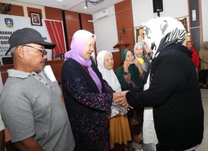 Wagub Marlin Serahkan Sembako untuk Lansia Sekupang & Batuaji