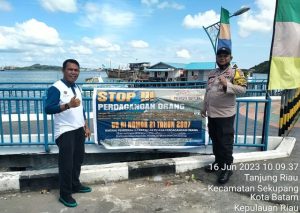 Cegah Penyelundupan TKI Ilegal, Bhabinkamtibmas Tanjungriau Pasangi Spanduk di Pelabuhan Rakyat