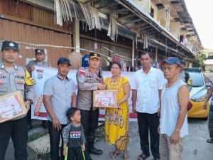Sambut HUT Bhayangkara ke 77, Polsek Sekupang berbagi dengan Korban Musibah Kebakaran