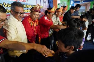  Kehadiran “Ayah Jefridin”, Bikin Ratusan Anak Antusias Ikuti Sunatan Massal IKBSS