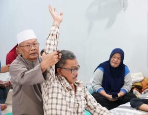  Terlalu Sibuk Kerja Membuat Sekda Andalan HMR ini Nyeri Tulang, untung Ada Haji Aeb