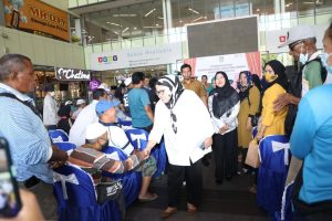Lansia di 4 Kecamatan Batam Terima Sembako, Diserhkan oleh Marlin