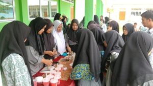 Ketika Siswa SMA 1 Lingga Menjajakan Makanan Tradisional