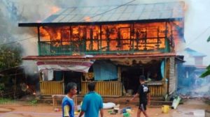 Si Jago Merah Hanguskan Warung di Limbung