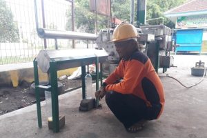 ARTIKEL: Mengolah Limbah Plastik Menjadi BBM Alternatif 
