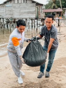 HUT ke-12, Harris Hotel Batam Center Lakukan Kegiatan Sosial CSR membersihkan pantai nongsa