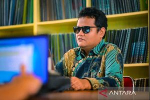 ARTIKEL: Aris, Guru Tunanetra yang Semangat Berbagi Terang Kepada Sesama