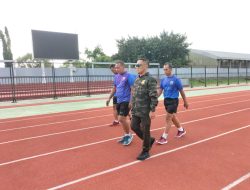 Dandim  Pati Olahraga  Bareng  Anggota  Di Stadion Joyokusumo