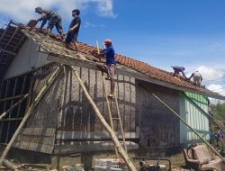 Rumah Warga Terdampak Angin Puting Beliung, Babinsa Tulus Membantu 