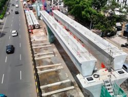 Pembangunan LRT Jakarta Fase 1B capai tahap pengangkatan balok grider