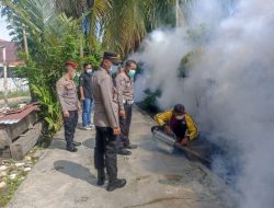 Polisi bersama petugas Puskesmas berantas nyamuk DBD di Pesisir Barat