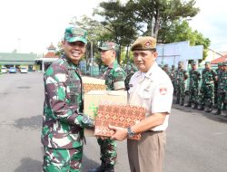 Menjelang Hari Raya Idul Fitri 1445 H, Dandim 0703/Cilacap Berikan THR dan Bingkisan Lebaran