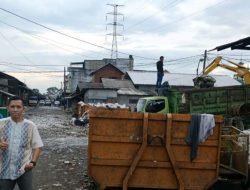 DLH Kota Tasikmalaya bersihkan tumpukan sampah dampak libur Lebaran